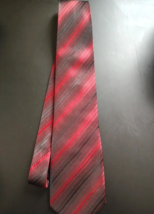 Cravate Studio by Armand Thiery 100% Soie - Rayures Rouges et Grises, marca: Armand Thiery, estado: Muy bueno, 1,50 €, 2,28 € Protección al comprador incluida
