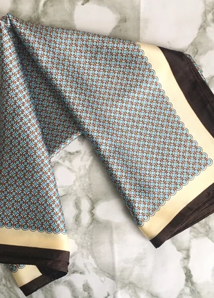 Foulard carré imprimé géométrique, état: Neuf sans étiquette, 5,00 €, 5,95 € Protection acheteurs incluse