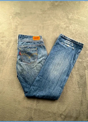 PA089 Jean Levi’s modèle “Eve Straight”, coupe droite, denim bleu clair avec effet usé, marque: Levi's, état: Très bon état, taille: M / 38 / 10, 20,00 €, 21,70 € Protection acheteurs incluse