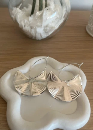 Boucles d'oreilles argentées anneau avec feuille plissé, marque: Boutique Parisienne, état: Neuf sans étiquette, 8,90 €, 10,05 € Protection acheteurs (Pro) incluse