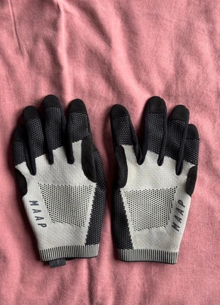MAAP Alt Road gloves maat M, merk: MAAP, staat: Heel goed, maat: M, € 40,00, € 42,70 inclusief Kopersbescherming
