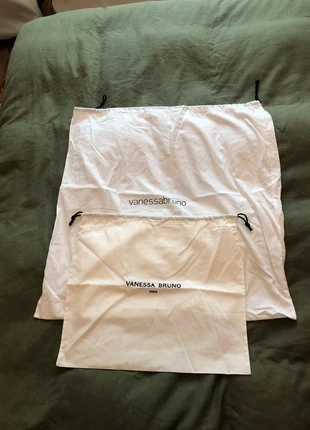 2 dust bag en coton couleur blanc de la marque Vanessa Bruno, marque: Vanessa Bruno, état: Très bon état, 5,00 €, 5,95 € Protection acheteurs incluse