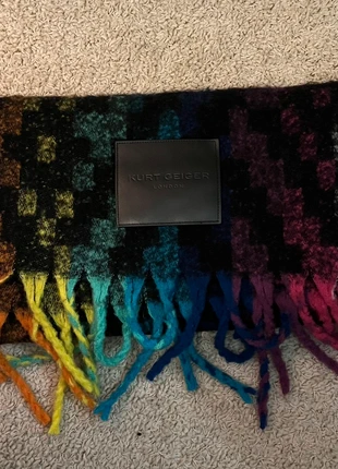 Kurt Geiger Yarndye Scarf, merk: Kurt Geiger, staat: Heel goed, € 60,00, € 63,70 inclusief Kopersbescherming