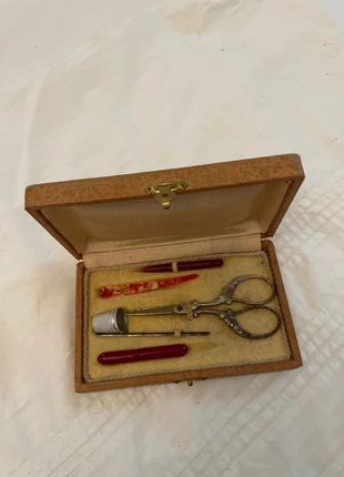 Nécessaire de couture, staat: Veelgebruikt, € 10,00, € 11,20 inclusief Kopersbescherming