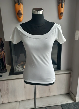 Wit T-shirt met zwarte hals, merk: Glo-Story, staat: Nieuw met prijskaartje, maat: M / 38 / 10, € 8,00, € 9,10 inclusief Kopersbescherming