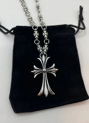 Collana Ch con croce gotica con croci sulla catena incisa sul retro, marca: CHROME, estado: Novo sem etiquetas, €25.00, €26.95 inclui Proteção do Comprador