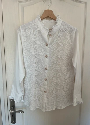 Chemise blanche et dentelle avec boutons dorés, condizioni: Ottime, taglia: M / IT 42 / EU 38, €6.00, €7.00 include la Protezione acquisti