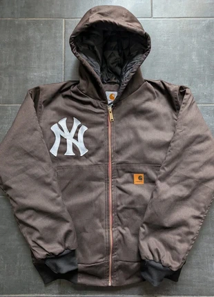 The 2025 Carhartt active embroidered reworked jacket in Maroon, marke: Carhartt, zustand: Neu, größe: L, 99,00 €, 104,65 € beinhaltet Vinted-Käuferschutz Pro