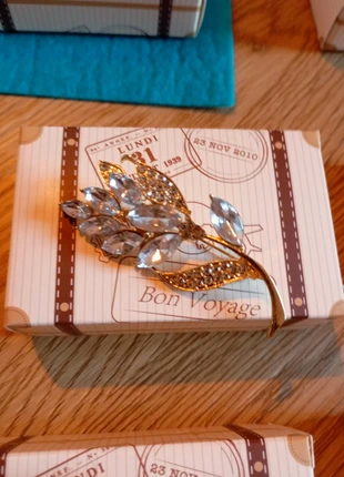Broche avec la boîte, marca: luxe.fr, estado: Muito bom, €5.00, €5.95 inclui Proteção do Comprador Pro
