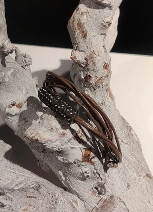 Biba taupe lederen armband met strass detail, merk: BIBA, staat: Nieuw met prijskaartje, € 7,50, € 8,58 inclusief Kopersbescherming