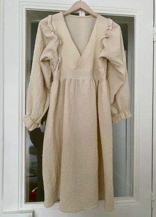 Robe midi beige à volants matière texturée, état: Très bon état, taille: S / 36 / 8, 8,00 €, 9,10 € Protection acheteurs incluse