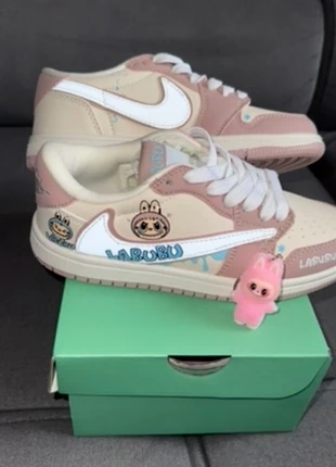 Baskets Labubu Travis Scott rose + porte-clé, marque: labubu, état: Neuf avec étiquette, taille: 31, 60,00 €, 63,70 € Protection acheteurs incluse