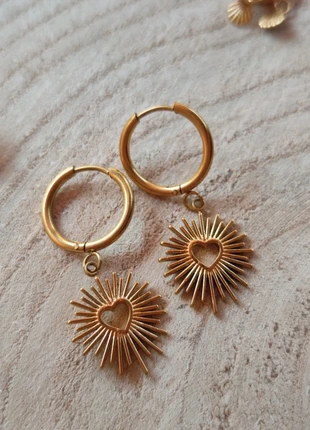 Boucles d'oreilles anneaux moyens à cœurs scintillants sacrés, ex-voto - Acier inoxydable, marca: Sézane, estado: Muito bom, €12.00, €13.30 inclui Proteção do Comprador Pro