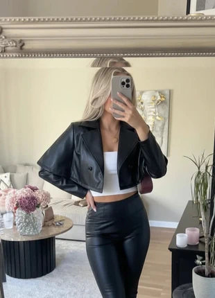 Veste noire courte effet cuir, style urbain chic taille M, marke: Falina, zustand: Sehr gut, größe: M / 38 / 10, 69,00 €, 73,15 € beinhaltet Vinted-Käuferschutz Pro