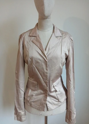 Americana satinada de la marca Cortefiel en color champán, brand: Cortefiel, condizioni: Ottime, taglia: M / IT 42 / EU 38, €12.00, €13.30 include la Protezione acquisti