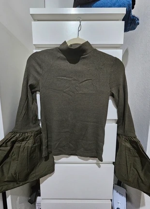 Top maniche ampie verde oliva in viscosa Bershka 🕊, marque: Zara, état: Neuf sans étiquette, taille: XS / 34 / 6, 7,00 €, 8,05 € Protection acheteurs incluse