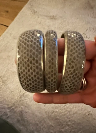 Set 3 armbanden zilver/grijs, merk: Set, staat: Nieuw zonder prijskaartje, € 3,00, € 3,85 inclusief Kopersbescherming