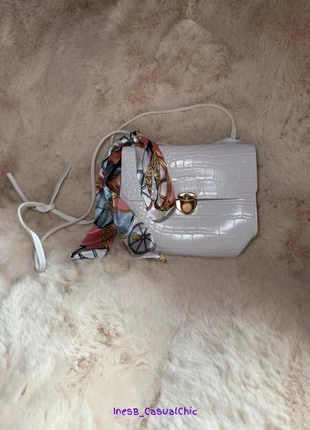 Sac bandoulière blanc effet croco avec foulard coloré – Neuf sans étiquette, condition: New without tags, €7.50, €8.58 includes Buyer Protection