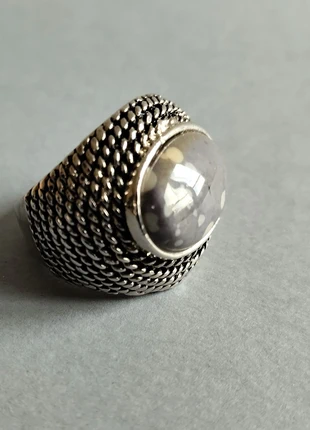 Anillo plateado con cabujón lila ovalado efecto piedra y detalle trenzado | T 21, marque: Boutique Madrid, état: Très bon état, taille: 21 mm, 9,90 €, 11,10 € Protection acheteurs incluse