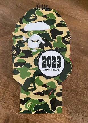BAPE Calendar 2023, merk: A Bathing Ape (BAPE), staat: Nieuw zonder prijskaartje, € 50,00, € 53,20 inclusief Kopersbescherming