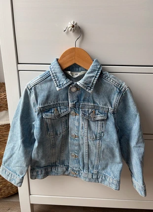 Veste en jean H&M taille 4 ans, brand: H&M, condizioni: Ottime, taglia: 4 anni / 104 cm, €5.00, €5.95 include la Protezione acquisti