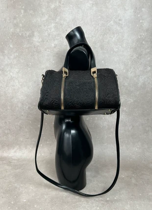 sac bowling noir détails dorés motif fleurs embossées b350, marca: Vintage Dressing, estado: Muito bom, €30.00, €32.20 inclui Proteção do Comprador Pro