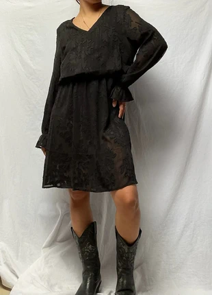 Robe noir à fleurs et liserés de fête Suzzy&Milly taille S/M en très bon état, marque: Suzzy & Milly, état: Très bon état, taille: S / 36 / 8, 12,00 €, 13,30 € Protection acheteurs incluse