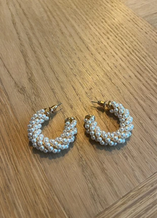 Kruidvat x Pauline Wingelaar – goudkleurige oorbellen met gedraaide parelstructuur, merk: Kruidvat, staat: Nieuw zonder prijskaartje, € 6,00, € 7,00 inclusief Kopersbescherming