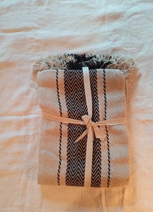 Plaid berbère Home Déco Factory 120x150 cm – beige et noir à franges, marque: The Home Deco Factory, état: Comme neuf, taille: 125 x 150 cm, 9,99 €, 11,19 € Protection acheteurs (Pro) incluse