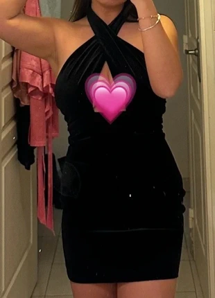 Little black velvet dress, marke: Bershka, zustand: Neu, größe: M / 38 / 10, 10,00 €, 11,20 € inklusive Vinted-Käuferschutz