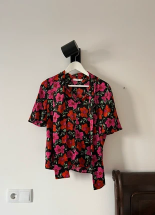 black floral blouse, brand: Mango, condizioni: Nuovo senza cartellino, taglia: XS / IT 38 / EU 34, €5.00, €5.95 include la Protezione acquisti