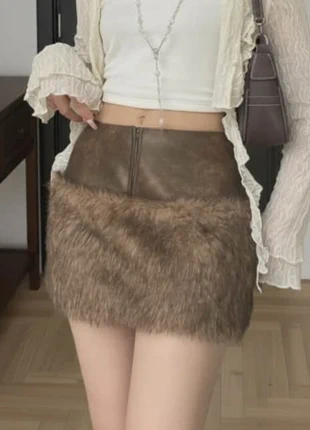 Jupe courte patchwork en velours Envoyée, marque: FurryLeather Co., état: Très bon état, taille: S / 36 / 8, 49,90 €, 53,10 € Protection acheteurs incluse