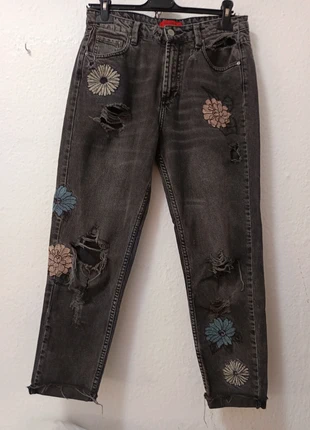 Vaquero gris bordado + rotos estilo vintage cintura alta | T.38 EUR, marca: Pull & Bear, estado: Muito bom, tamanho: M / 38 / 10, €6.90, €7.95 inclui Proteção do Comprador