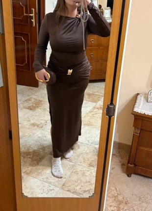 Brown long sleeve ruched maxi dress with gold hardware, marque: Vintage Dressing, état: Très bon état, taille: S / 36 / 8, 55,00 €, 58,45 € Protection acheteurs incluse