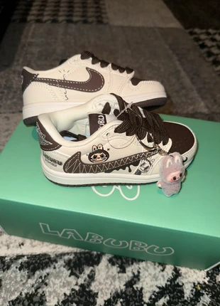 Baskets Labubu Travis marron chocolat + porte-clé – du 24 au 30, marque: labubu, état: Neuf avec étiquette, taille: 30, 60,00 €, 63,70 € Protection acheteurs incluse