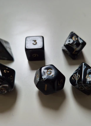 Elegant Marble Dice Set – 7-Piece Polyhedral (Black/White/Gold), marque: D&D, état: Très bon état, 10,00 €, 11,20 € Protection acheteurs incluse