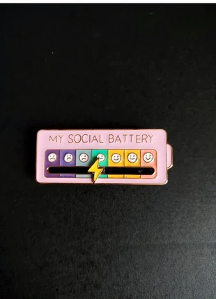 Broche social battery, marque: Boutique indépendante, état: Très bon état, 11,00 €, 12,25 € Protection acheteurs incluse