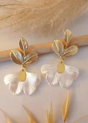 Boucles d'oreilles pendantes avec feuilles de ginkgo nacrées, condition: Very good, €9.00, €10.15 includes Buyer Protection Pro