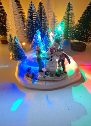 Kerstdorp tafereel – kinderen met sneeuwpop – winterdorp miniatuur, staat: Heel goed, € 12,50, € 13,83 inclusief Kopersbescherming