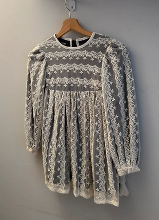 vestido niña gris y blanco lazo, marque: Nekenia, état: Neuf sans étiquette, taille: 8 ans / 128 cm, 50,00 €, 53,20 € Protection acheteurs incluse