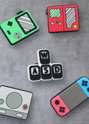 Jibbitz Charms breloques pins pour Crocs ou mules à trous – jeux vidéo / video games, brand: Jibbitz Charms breloques pins pour Crocs ou mules , condition: Very good, €2.00, €2.80 includes Buyer Protection