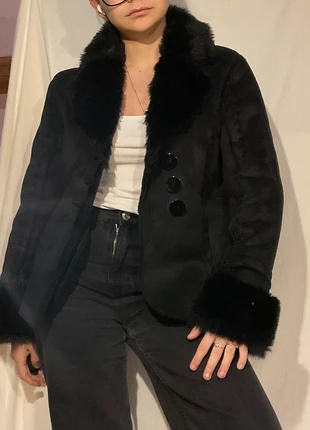 Manteau noir avec de la fourrure comme du vrai taille M/38 en très bon état vintage, marque: Comme Du Vrai, état: Très bon état, taille: M / 38 / 10, 20,00 €, 21,70 € Protection acheteurs incluse