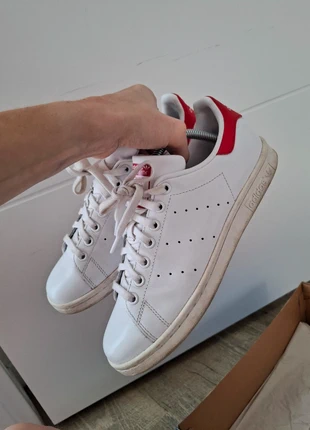 Adidas Stan Smith – Blanche & Rouge, marque: adidas, état: Très bon état, taille: 40,5, 29,99 €, 32,19 € Protection acheteurs incluse