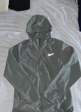Veste Nike Running, marque: Nike, état: Très bon état, taille: S, 42,00 €, 44,80 € Protection acheteurs incluse