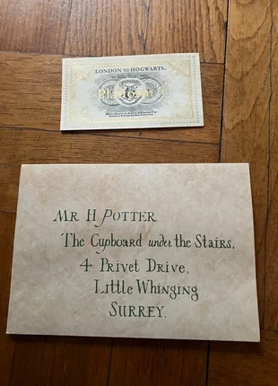 Lettre d’admission à poudlard en anglais et billet Platform 9 3/4, brand: Harry Potter, condizioni: Nuovo con cartellino, taglia: Prematuri, fino a 44 cm, €4.00, €4.90 include la Protezione acquisti