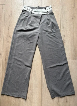 Stijlvolle grijze wide leg pantalon met hoge taille en knoopdetail maat S/36, staat: Heel goed, maat: S / 36 / 8, € 7,50, € 8,58 inclusief Kopersbescherming