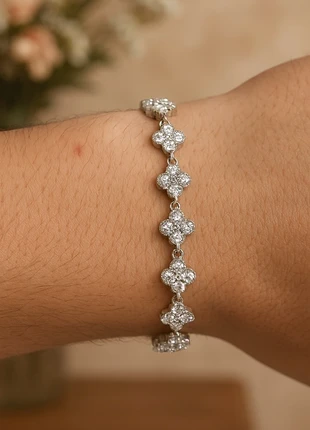 Bracelet à trèfles argenté en acier inoxydable, marque: Boutique Parisienne, état: Neuf avec étiquette, 10,00 €, 11,20 € Protection acheteurs incluse