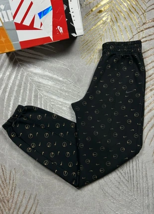 Jogging Nike noir logo imprimer doré / gris, brand: Nike, condition: Very good, size: S, €28.00, €30.10 includes Buyer Protection Pro