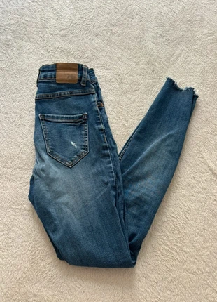 Jeans skinny troué clair basique💙 taille XS FB sister, marke: FB Sister, zustand: Sehr gut, größe: XS / 34 / 6, 3,00 €, 3,85 € inklusive Vinted-Käuferschutz