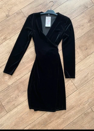 Robe portefeuille noire en velours – joli décolleté, marque: La Modeuse, état: Neuf avec étiquette, taille: S / 36 / 8, 12,00 €, 13,30 € Protection acheteurs incluse